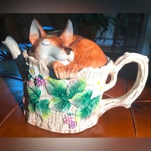 Fitz and Floyd vintage (1990) fox teapot. Tiny chip on handle. Just beautiful!